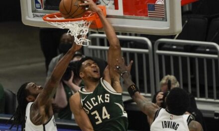 Con 49 puntos de Antetokounmpo, Bucks derrotan a Nets