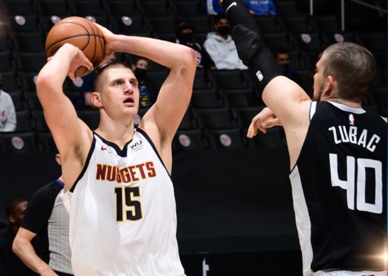 Victoria de Nuggets con la que adelantan a Clippers en el Oeste