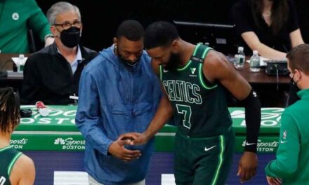 Jaylen Brown y Jayson Tatum, lesionados tras chocar en derrota de Celtics ante Blazers