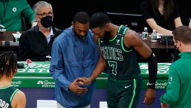 Jaylen Brown y Jayson Tatum, lesionados tras chocar en derrota de Celtics ante Blazers