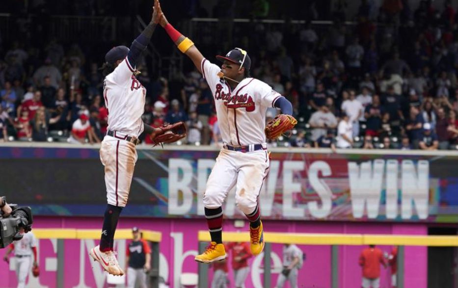 Swanson sigue encendido al bate, Bravos vencen 5-1 a Nats