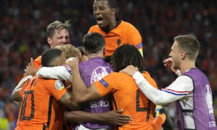 Dumfries se redime con gol, Holanda derrota 3-2 a Ucrania