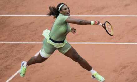 Blindada por su saque, Serena avanza en Roland Garros
