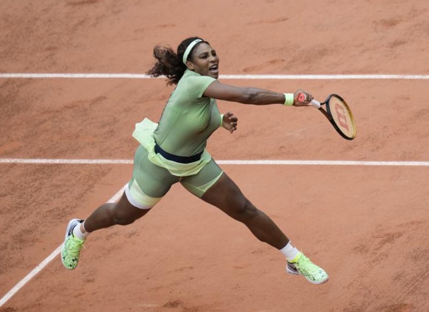Blindada por su saque, Serena avanza en Roland Garros
