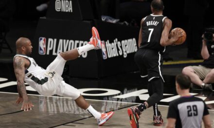 Irving y Durant llevan a Nets al triunfo ante Bucks