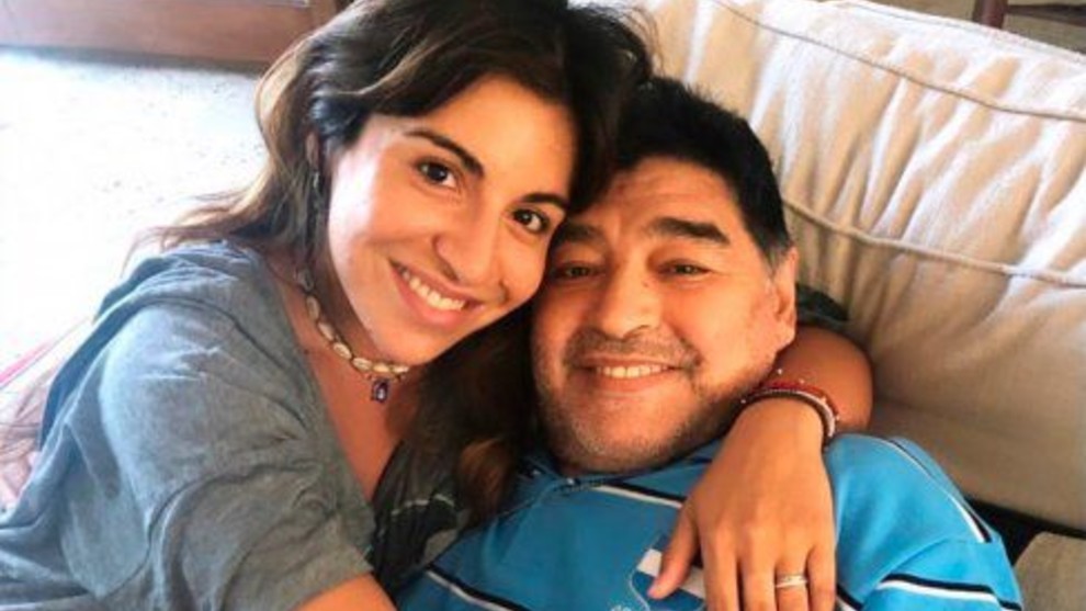 Hija de Maradona se opone a subasta de bienes de su padre