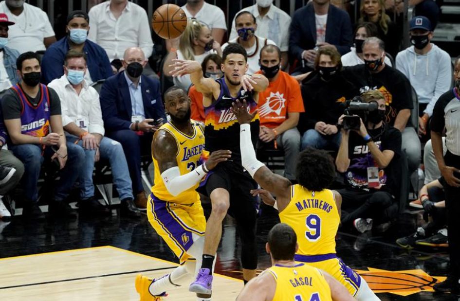 Los Suns desmantelan a Lakers 115-85, lideran la serie 3-2