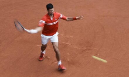 Djokovic avanza a cuarta ronda en Francia