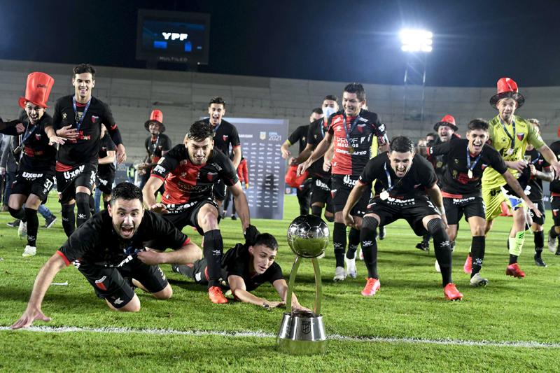 Colón golea a Racing; gana Copa de Liga en Argentina