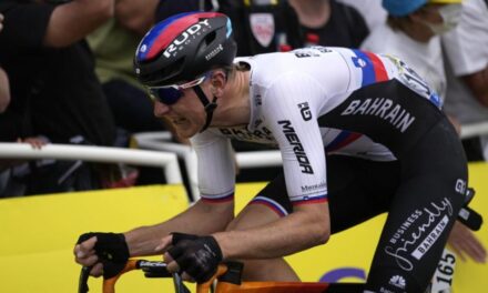 Mohoric gana su primera etapa en un Tour, Roglic se hunde