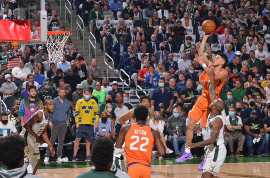 Bucks vence a Suns y empata la serie final