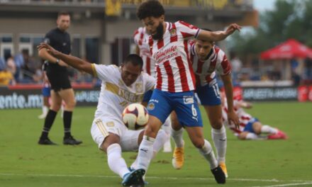 Chivas y Tigres empatan en partido amistoso