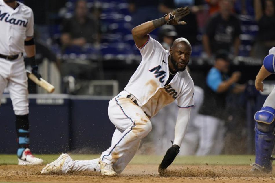 Marlins derrotan a Dodgers 2-1 gracias a errores en el 10mo