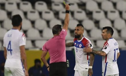 Vidal explota: ‘Se necesita un árbitro, no un payasito’