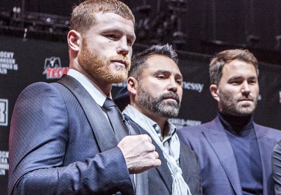 Eddie Hearn pone en su lugar a De la Hoya por sus críticas al Canelo