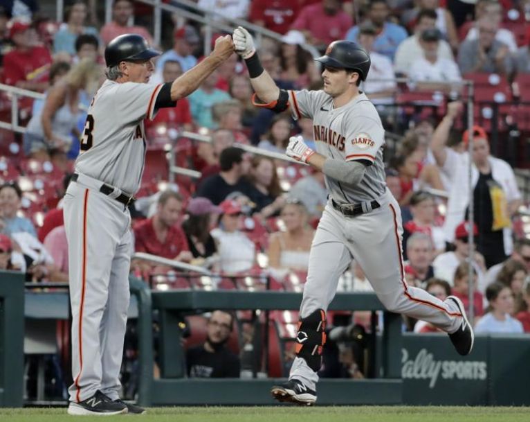 Yastrzemski batea 2 jonrones; Gigantes vencen a Cardenales