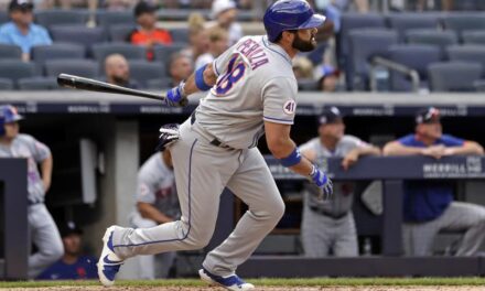 Alonso y fanático ayudan a Mets, que vencen a Yanquis