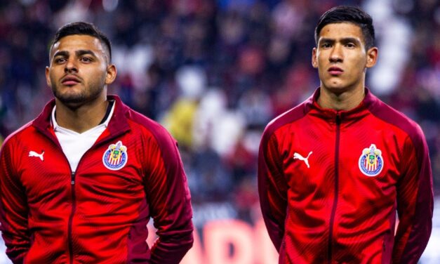 Chivas no quiere dejar ir a Alexis Vega y Uriel Antuna, de golpe
