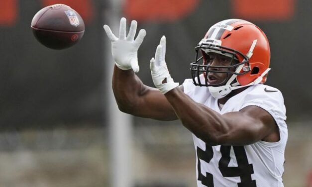 Chubb extiende contrato por tres años con Browns