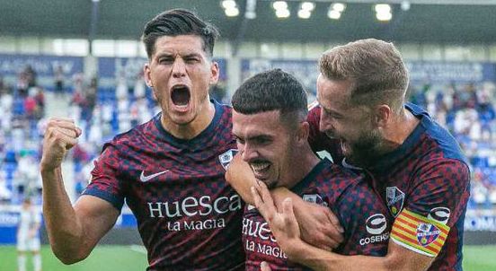 Nacho Ambriz gana 2-0 con el Huesca en su primer partido en España