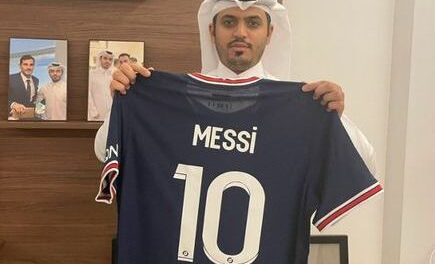 Jeque de Qatar muestra la playera del PSG con el ’10’ y el nombre de Messi