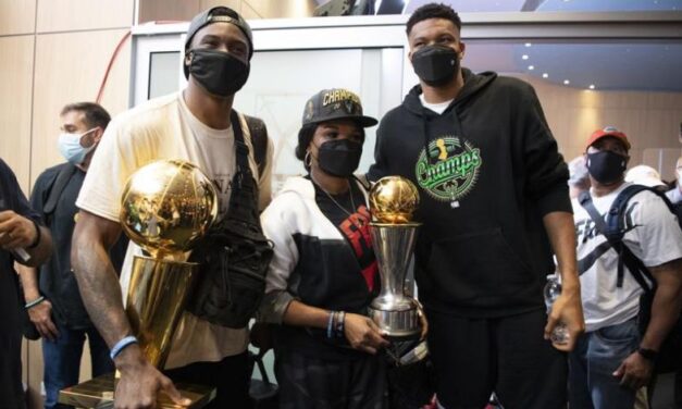 Antetokounmpo lleva el trofeo de campeón a Grecia