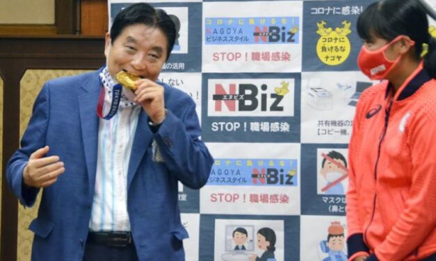 Alcalde japonés ofrece disculpas por morder medalla olímpica