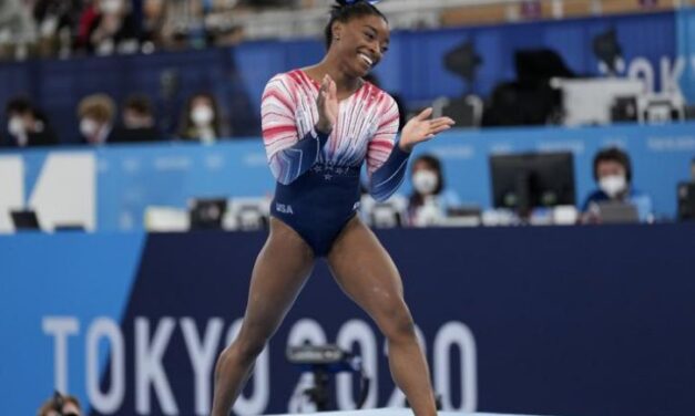 Simone Biles reaparece con medalla de bronce