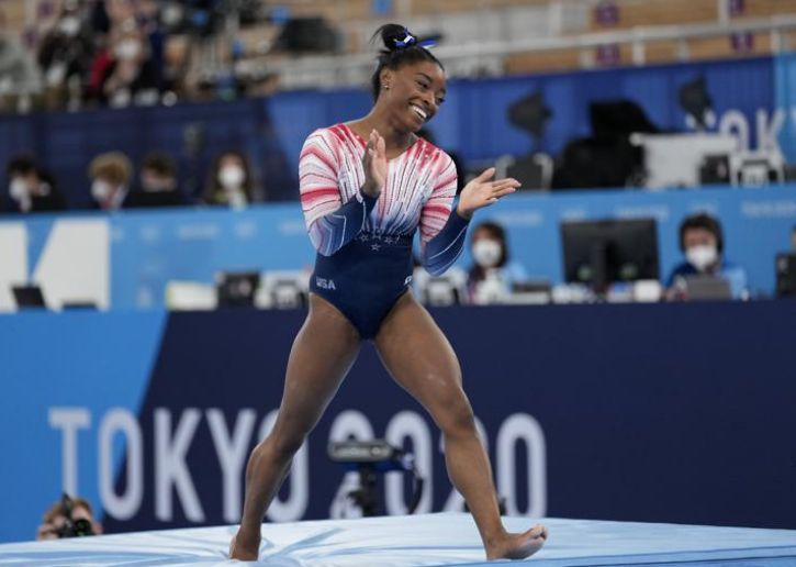 Simone Biles reaparece con medalla de bronce