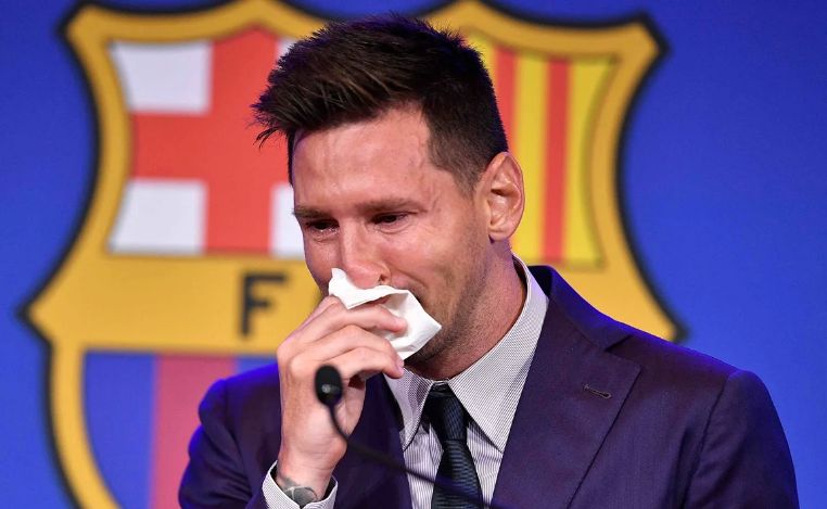Subastan pañuelo que Messi utilizó en su despedida del Barcelona