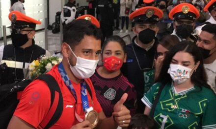 Con mariachi reciben en México al Tri Olímpico