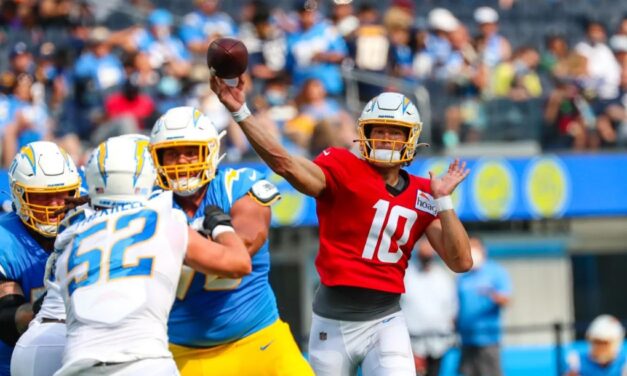 Herbert y James sobresalen en práctica de los Chargers frente a los fanáticos