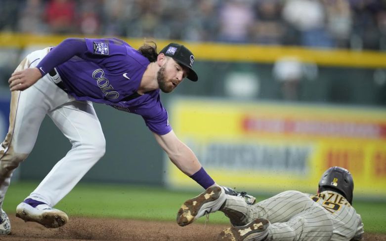 Márquez ayuda con el brazo y el bate en triunfo de Rockies