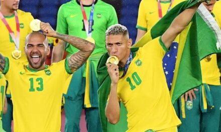 Selección de Brasil genera repudio en su país por gesto durante la premiación