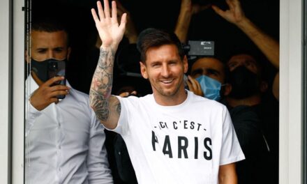 Messi ya está en París y enloquece a los aficionados del PSG