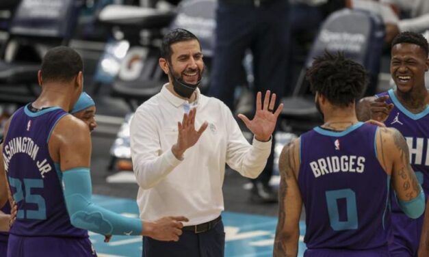 Hornets extienden contrato al entrenador James Borrego