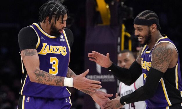 Davis anota 30, Lakers ganan a Portland tras remontar en 4to