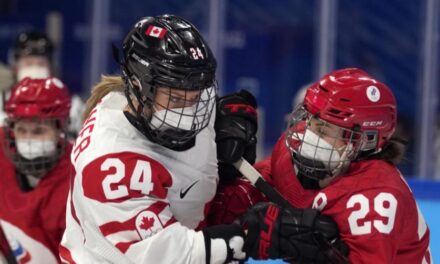 Canadá y Rusia usan mascarillas en duelo de hockey olímpico