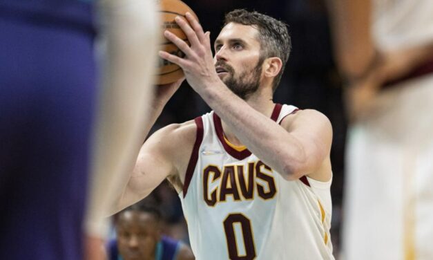 Cavaliers superan a Hornets 102-101 en salvaje final