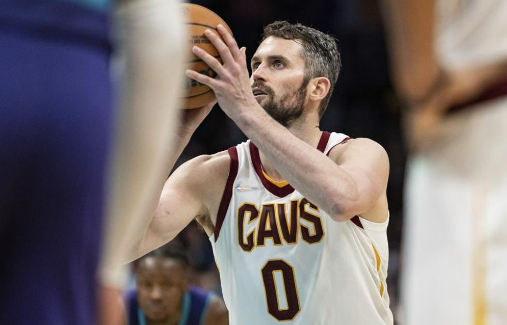 Cavaliers superan a Hornets 102-101 en salvaje final