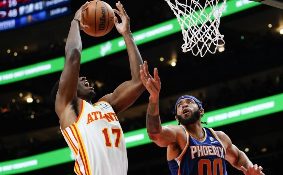 Hawks vencen 124-115 a Suns; Young logra 6 triples