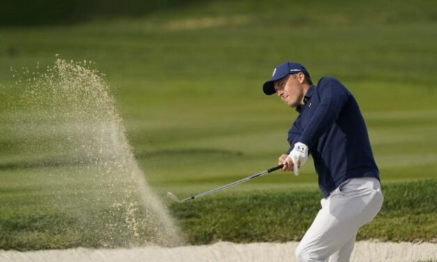 Spieth, de borde de precipicio a buen sitio en Pebble Beach