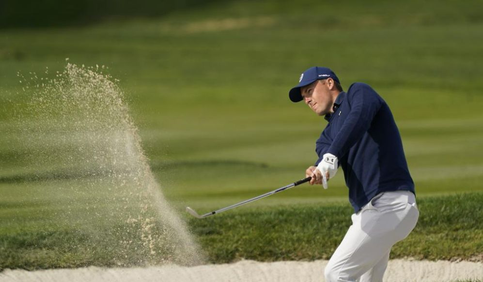 Spieth, de borde de precipicio a buen sitio en Pebble Beach