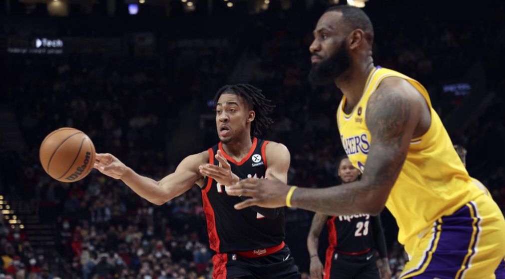 Simons suma 29, Blazers remontan para ganar 107-105 a Lakers