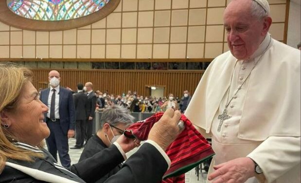 Mamá de CR7 regala a Papa Francisco camiseta de Portugal