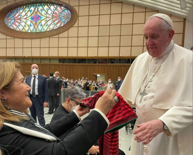 Mamá de CR7 regala a Papa Francisco camiseta de Portugal