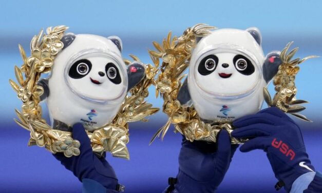 Campeones en juegos olímpicos reciben oso de peluche