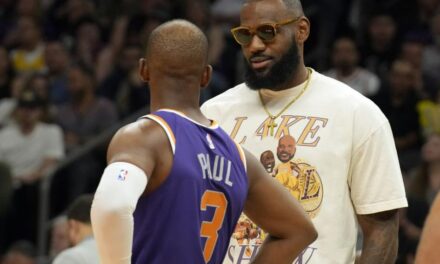 Booker anota 32, Suns eliminan a Lakers de la carrera por los playoffs