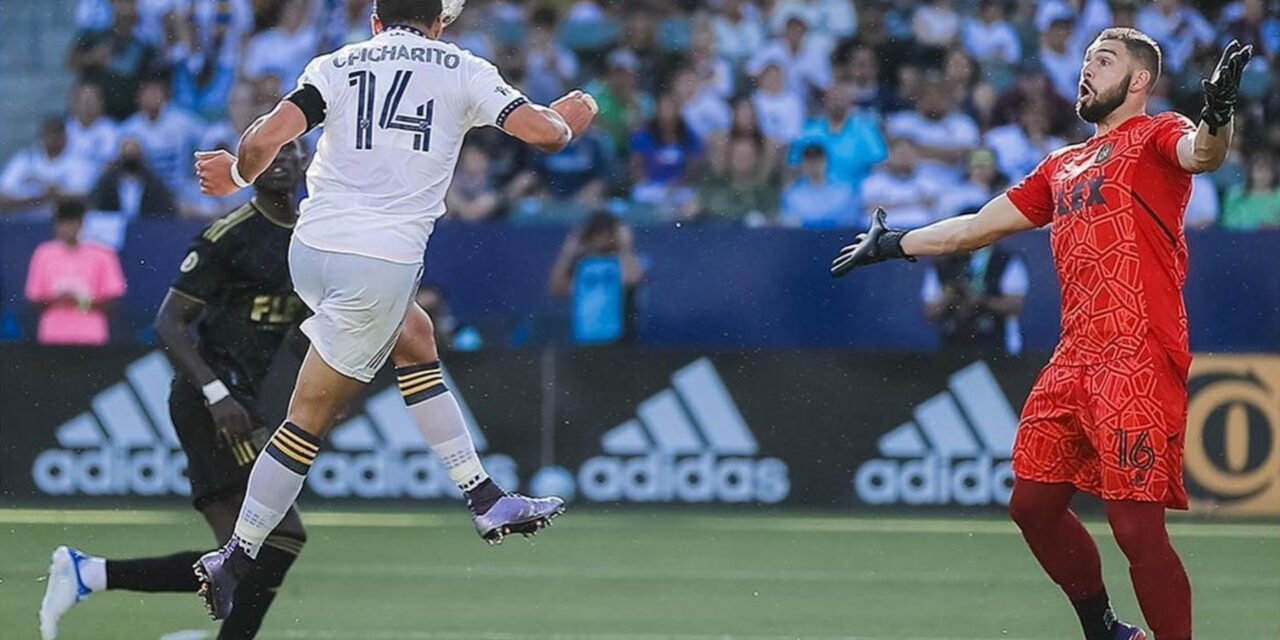 Chicharito le ganó a Carlos Vela en MLS