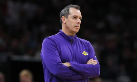 Frank Vogel deja de ser coach de Lakers